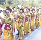 mapeed tradisi Batubulan Saat upacara besar di pura mapeed tradisi Batubulan Saat upacara besar di pura